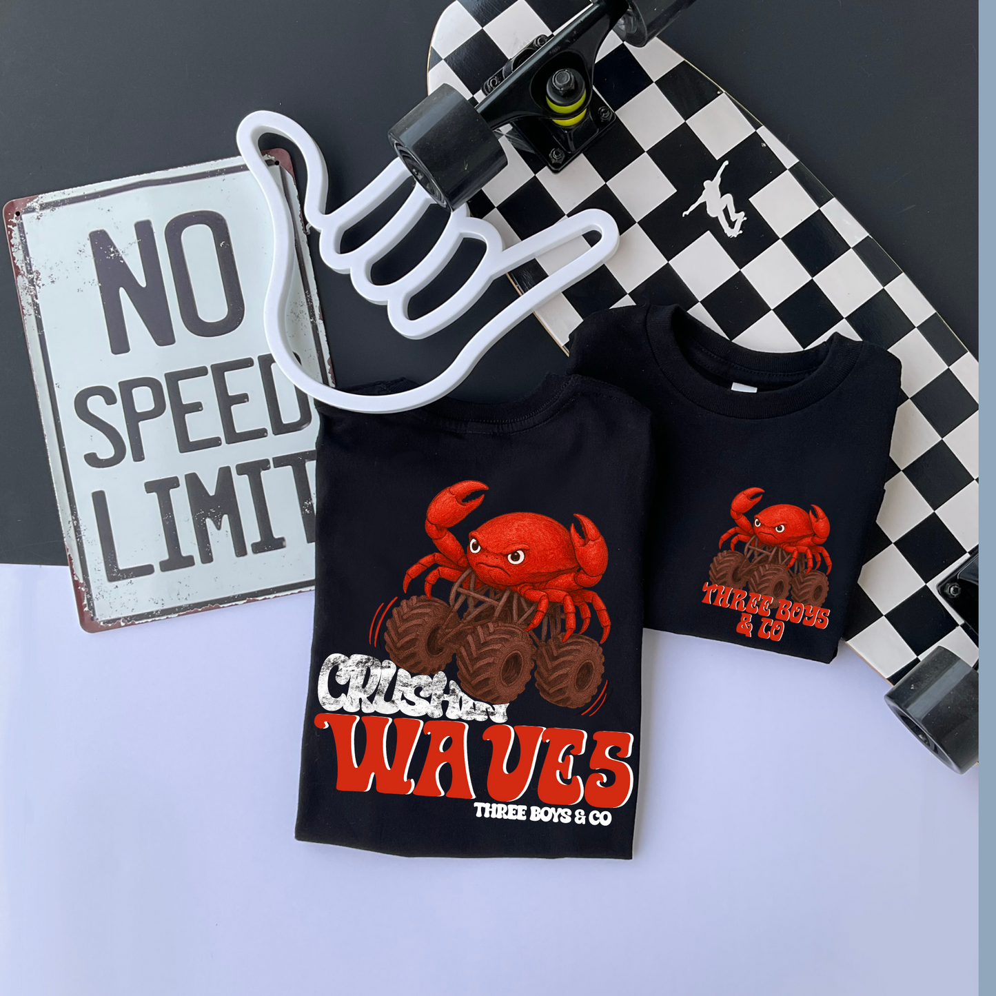 Crushing waves crab tee